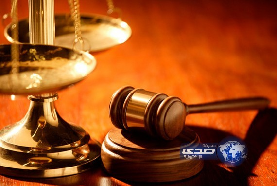 سيدة تقاضي الشرطة بعد أن أنقذتها من جريمة