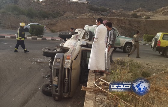 حادث تصادم يتسبب في انقلاب سيارة طوارئ الكهرباء في الباحة