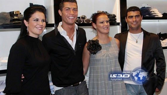 شقيقة كريستيانو رونالدو ” العارية ” تواصل استغلاله