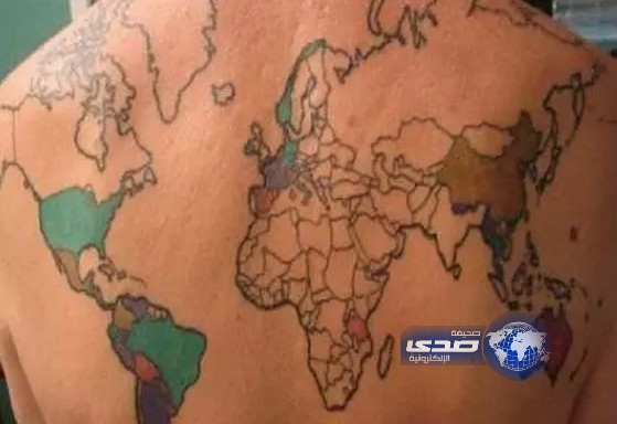 مهوس بالسفر يضع وشما لخريطة العالم لتحديد البلاد التي زارها