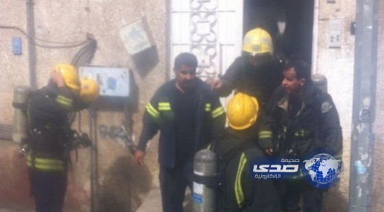 مواطن يضرم بمنزله.. ويمنع الاطفائيون من تطويق الحريق