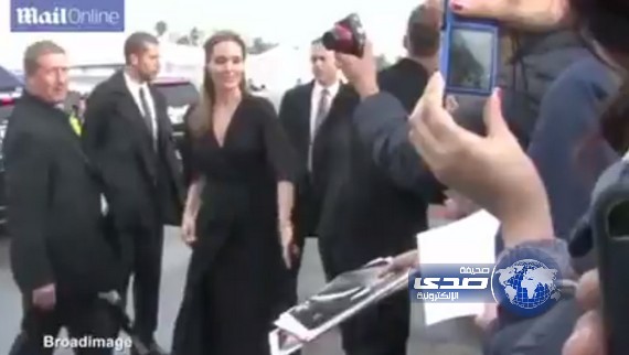 انجلينا جولي تقوم بحركة فاضحة مع براد بيت