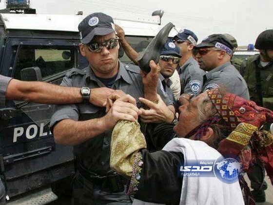 عجوز فلسطينية تصفع بحذائها شرطيا من شرطة الاحتلال