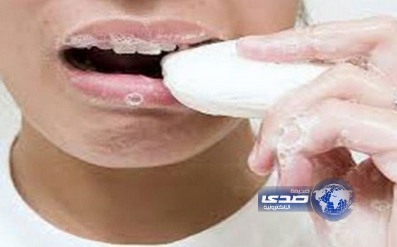 امرأة تجبر ابنتها على أكل الصابون!