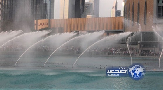 نافورة قطرية تقذف “المياه والنار” على شكل نخيل