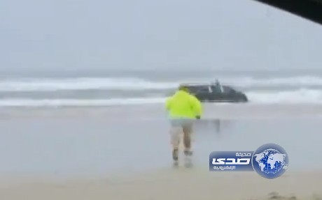 بالفيديو..أمريكية تحاول الانتحار وقتل أطفالها في المحيط