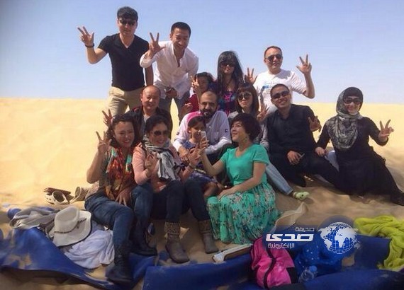 محمد بن راشد يشارك في جلسة عصف ذهني صينية بصحراء الإمارات