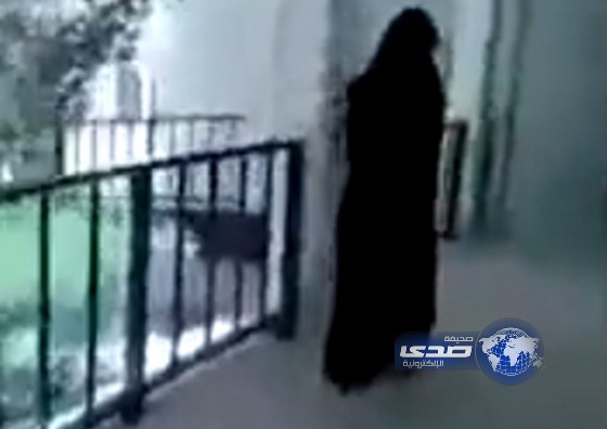 الحاقاً لما نشرت “صدى” ..فيديو لشاب متنكر بزي نسائي في جامعة يمنية