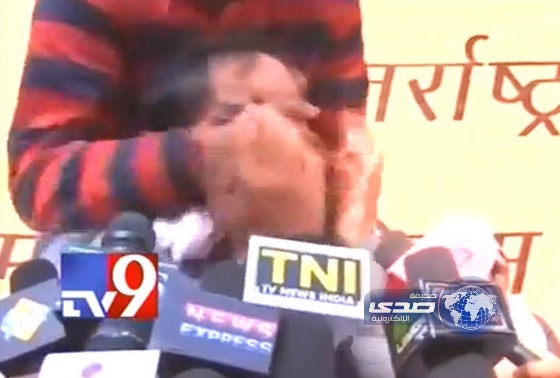 بالفيديو .. رجل يلطخ وجه زعيم هندي بالحبر خلال تجمع حاشد