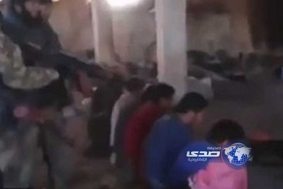 بالفيديو .. “داعش” تعدم سوريين بالرصاص الحي وسط توسلات مسن وطفل