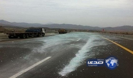 سقوط حمولة زجاج يغلق طريق المدينة – ينبع