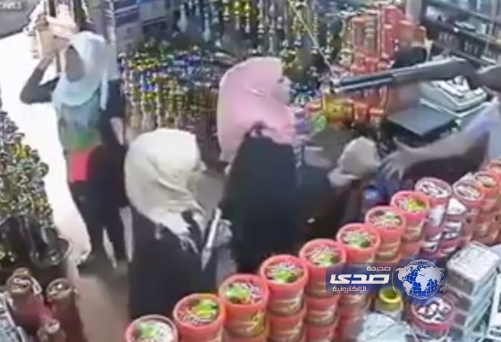بالفيديو.. ثلاث فتيات يسرقن بمحل تجاري