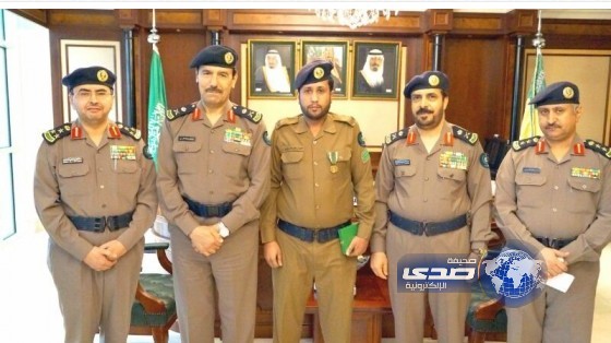 وزير الداخلية يمنح مكافأة ونوط الأمن لرجل دفاع مدني رفض رشوة