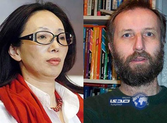 معلم متقاعد يطلق أغنى امرأة بالعالم