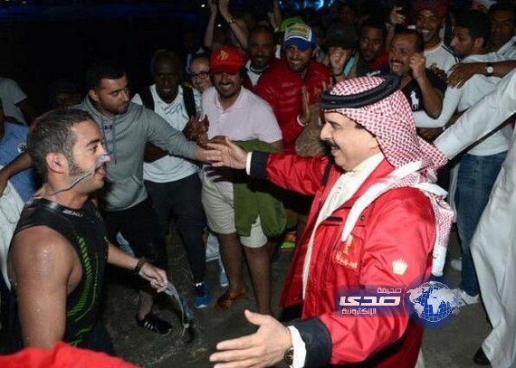 نجل ملك البحرين يجتاز 35 كيلومتراً سباحة من الدمام إلى البحرين دعما لمرضى السرطان