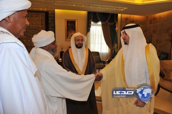 الأمير مشعل يستقبل ذوي مقيم سوداني استجابوا لشفاعة سموه في العفو عن القاتل