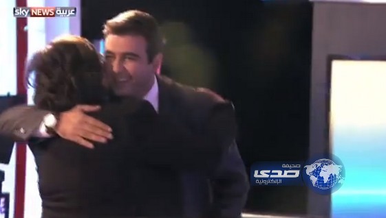 بالفيديو.. والدة مذيع “سكاي نيوز” تفاجئه على الهواء