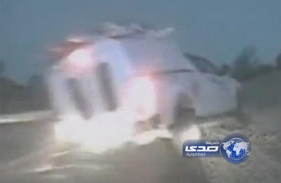 بالفيديو.. سيارة إسعاف تطير في الهواء وتكاد تصدم سيارة شرطة