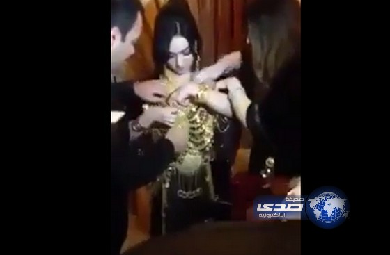 بالفيديو: عروس مغطاة بالذهب تثير غضب الراغبين بالزواج