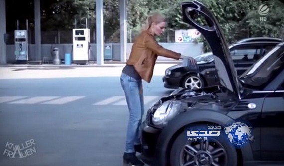 بالفيديو:بغت تكحلها واعمتها .. فتاة شقراء فاتنة بغت تغير زيت سيارتها فماذا فعلت!