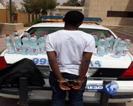 دوريات الأمن بمنطقة الرياض تضبط صوماليا يروج المسكر