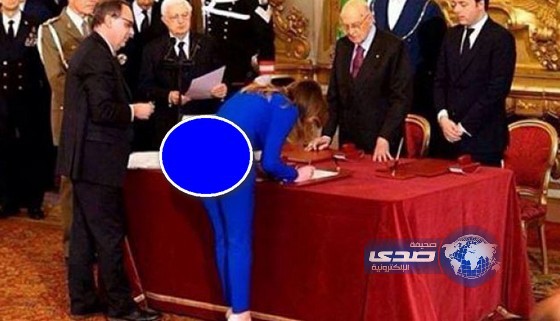 وزيرة ايطالية تثير ضجة كبيرة بسبب صورة فاضحة خلال توقيعها لاتفاقية