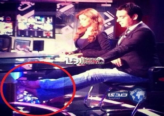 مذيع أخبار يقدم النشرة “حافي القدمين”