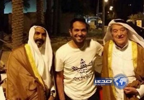 الفنان حسن حسني يرتدي “البشت” في الكويت