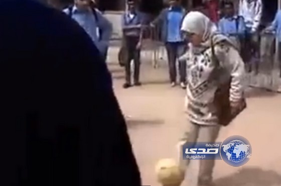 بالفيديو.. معلمة تستعرض مهاراتها الكروية في المدرسة وسط تشجيع التلاميذ