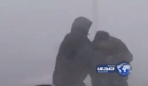 بالفيديو.. مراسلان «يطيران» من شدة الرياح خلال تغطية إخبارية