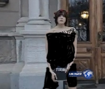 شابة تتعرى للاحتجاج في مركزالباحثين عن عمل