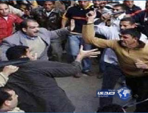 إمراة تستعين بأقاربها لتأديب زوجها أمام المارة