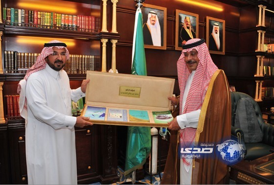 أمير الباحة يتسلم نسخة من مؤلفات وكيل إمارة المنطقة‎