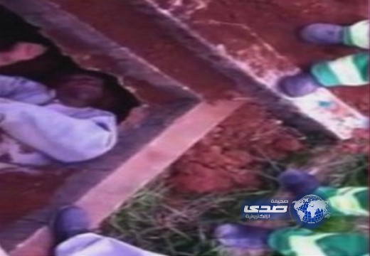 رجل يخرج من القبر بعد 4 أيام من دفنه