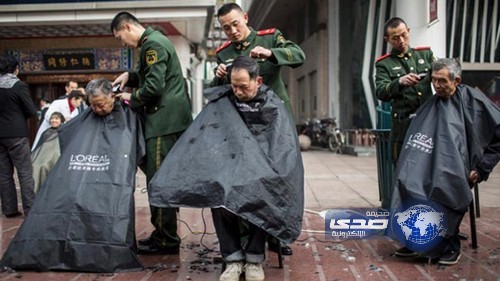 الشرطة الصينية تحلق للمواطنين مجانا