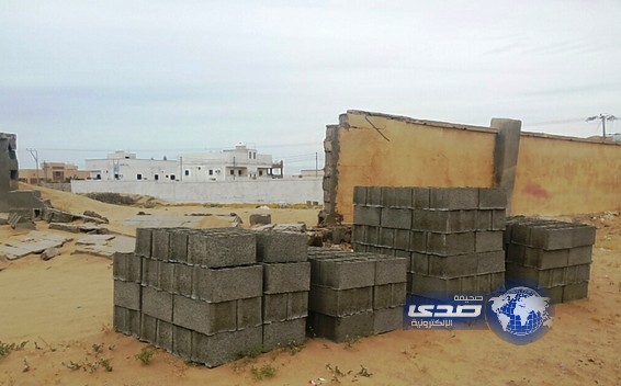 في استجابة سريعة لما نشرته صدى بلدية محافظة أملج تقوم بعمل صيانة واعادة بناء سور المقبرة القديمة‎