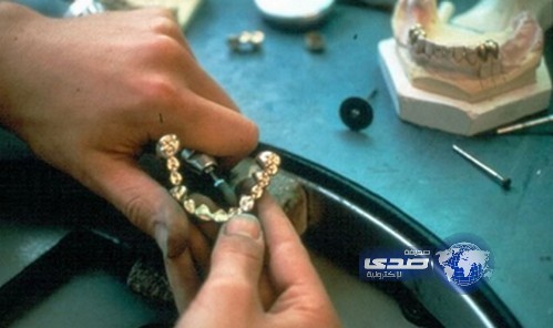 القبض على إسباني ينتزع الأسنان الذهبية من أفواه الموتى