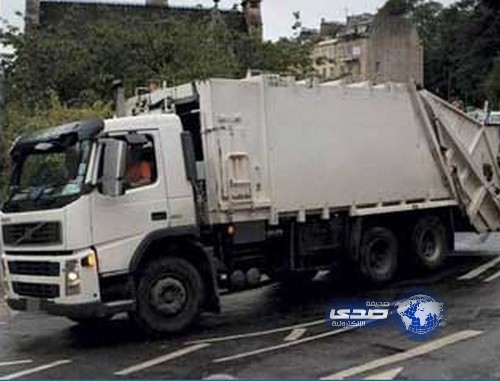 طفل يشتري شاحنة قمامة ببطاقة ائتمان والدته