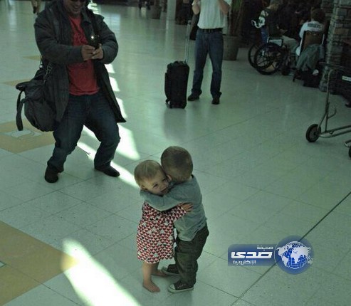 لم يلتق هذان الطفلان سابقًا لكن قررا أن يحتضن بعضهما البعض عند بوابة أحد المطارات