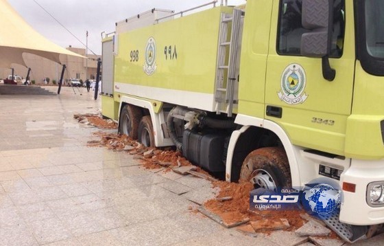 بالصور.. تحطم بلاط ممر جامعة حائل تحت عجلات سيارة الدفاع المدني