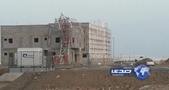 الرياح تتسبب في سقوط برج لــ”موبايلي” على منزل مواطن بجازان (صور)