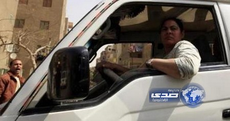 ظروف المعيشة تجبر مصرية تقود “المايكروباص” في القاهرة