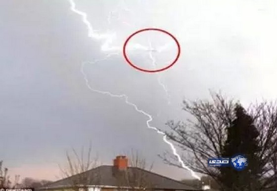 كيف ضربت 3 صواعق طائرة ركاب من طراز “بوينج 737”