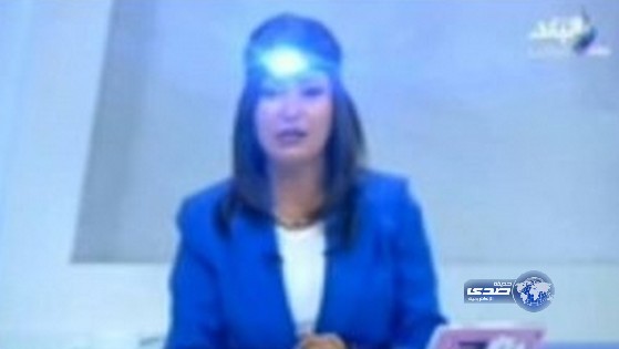بالفيديو.. مذيعة مصرية تضع على رأسها «كشاف إضاءة» أثناء تقديمها برنامجها