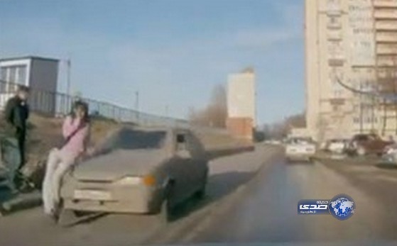 بالفيديو.. سيارة تصدم فتاة أثناء تحدثها في الجوال