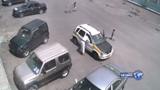 بالفيديو :كاميرا المراقبة تضبط لصين يمنيين اثناء سرقة سيارة