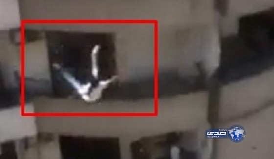 بالفيديو .. شاب ينتحر بإلقاء نفسه من الطابق السادس في لبنان !