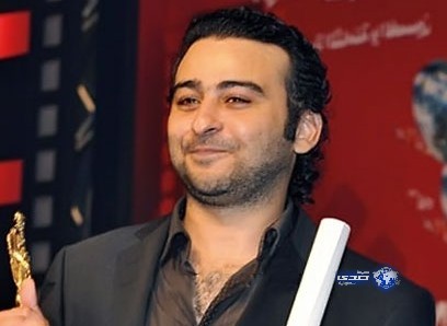 فتاة الفنان أحمد عزمي تهاجمه أمام ضباط الشرطة