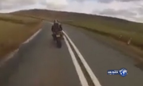 بالفيديو.. قائد دراجة نارية يقفز من جبل 12 متراً لتفادي الاصطدام بسيارة
