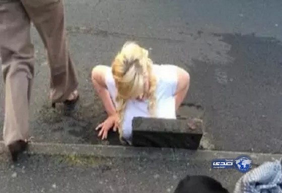 بالصور: فتاة تسقط في حفرة للصرف الصحي بسبب الايفون